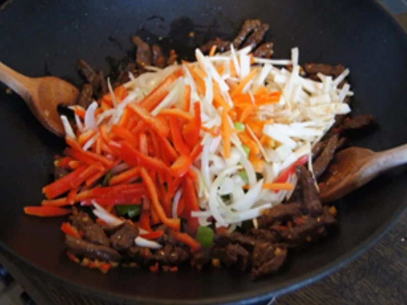 Rindfleisch-Gemüse-Nudel-Wok - Rezept - Bild Nr. 17