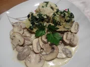 Spinatklöße auf Champignon-Rahmsauce - Rezept - Bild Nr. 11974