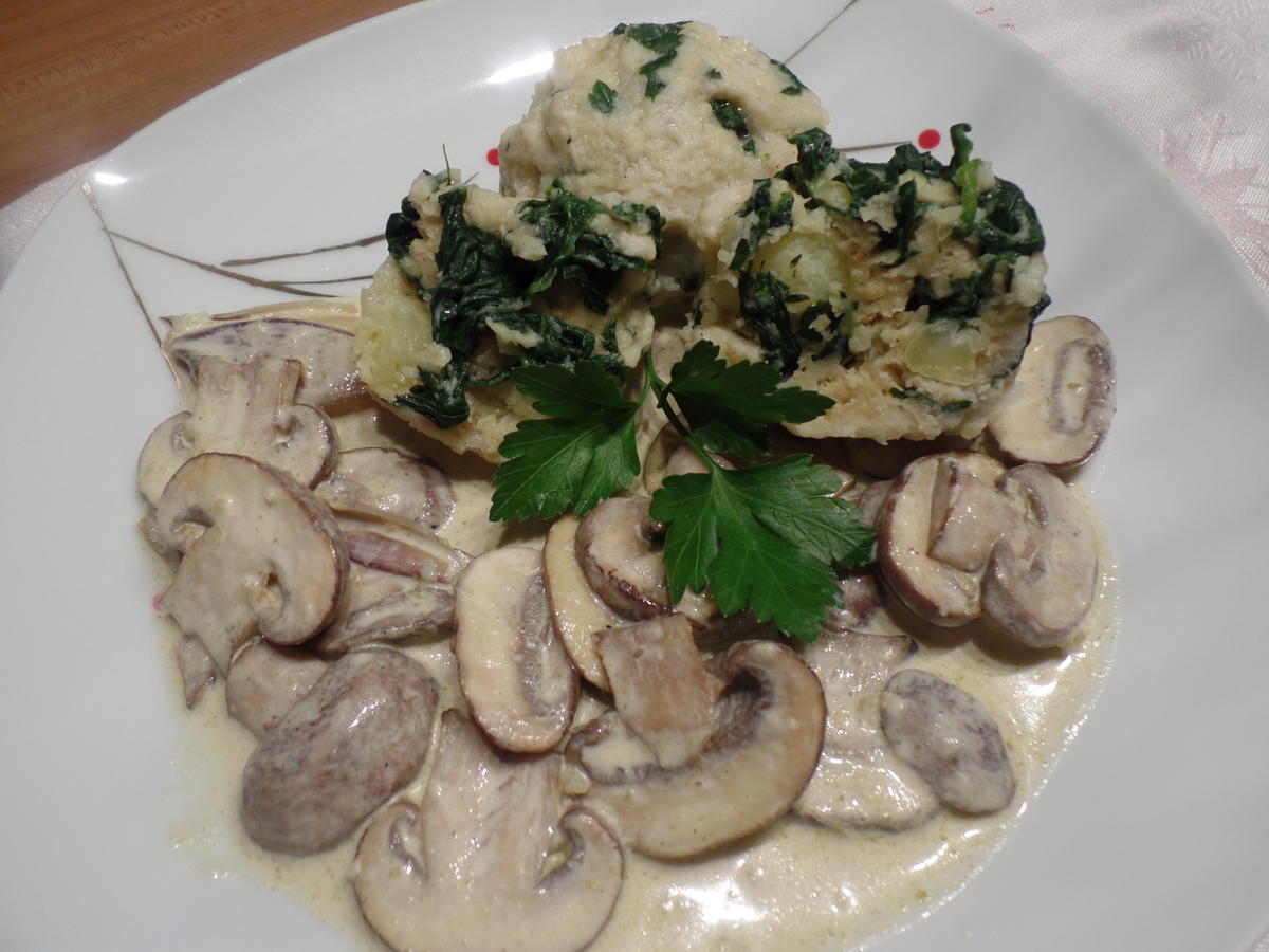 Spinatklöße auf Champignon-Rahmsauce - Rezept - kochbar.de