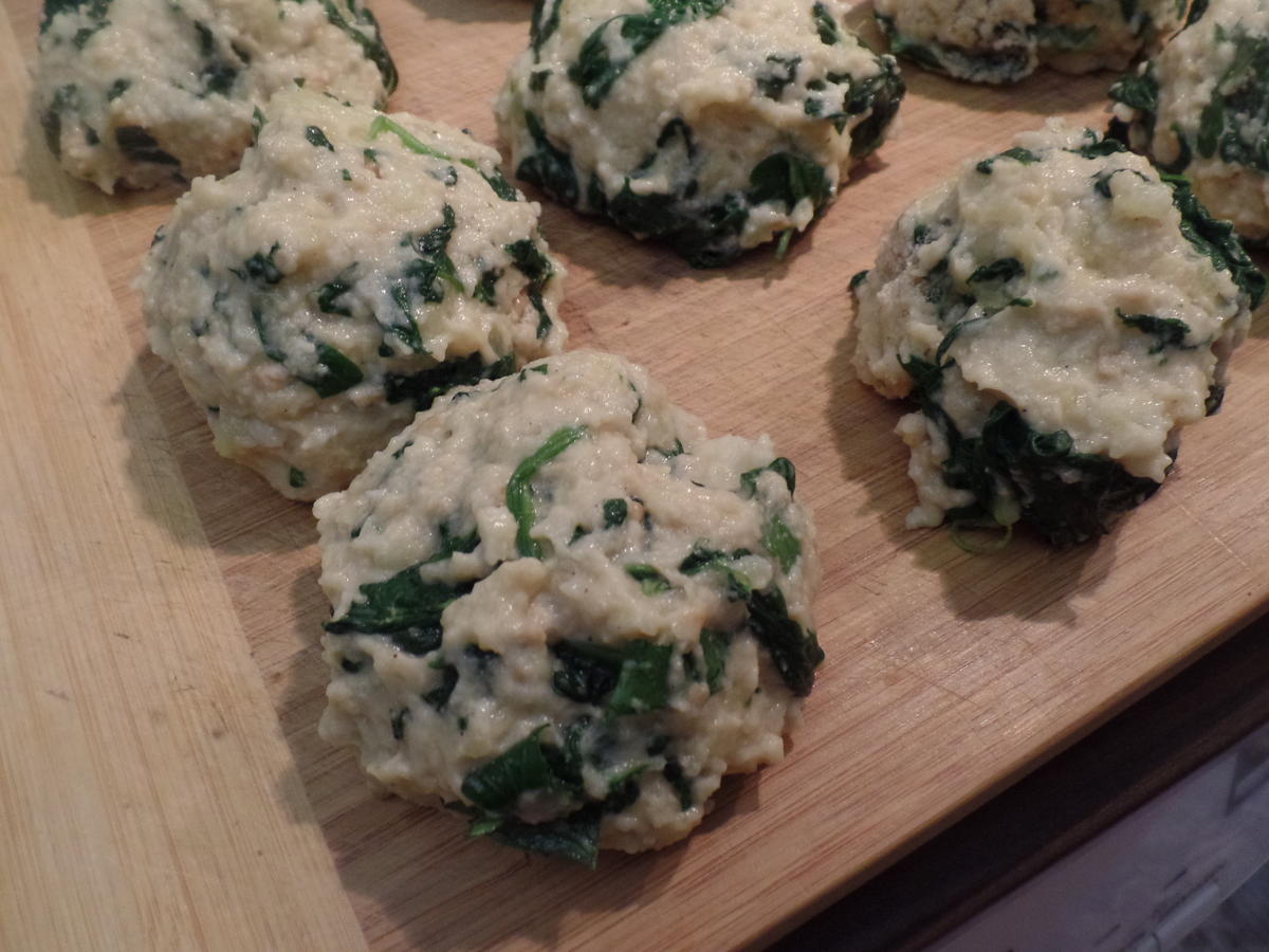 Spinatklöße auf Champignon-Rahmsauce - Rezept - kochbar.de