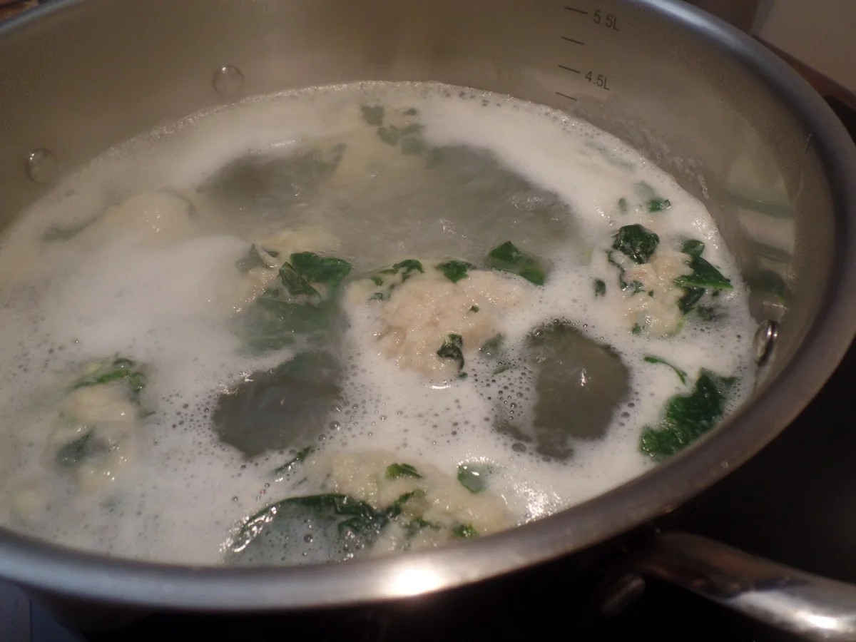 Spinatklöße auf Champignon-Rahmsauce - Rezept - Bild Nr. 11987