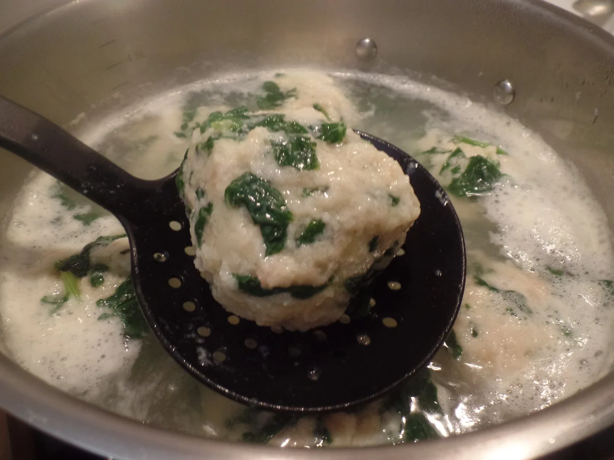 Spinatklöße auf Champignon-Rahmsauce - Rezept - Bild Nr. 11989