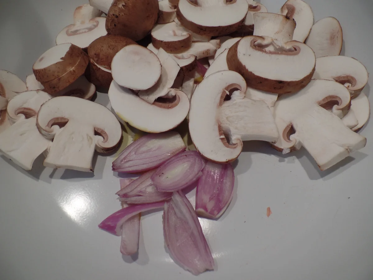 Spinatklöße auf Champignon-Rahmsauce - Rezept - Bild Nr. 11991