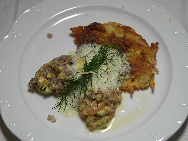 Nocken vom Thunfisch- und Lachstartar auf knusprigem Rösti mit Gurkenschaum - Rezept - Bild Nr. 2