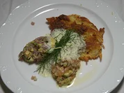 Nocken vom Thunfisch- und Lachstartar auf knusprigem Rösti mit Gurkenschaum - Rezept - Bild Nr. 2