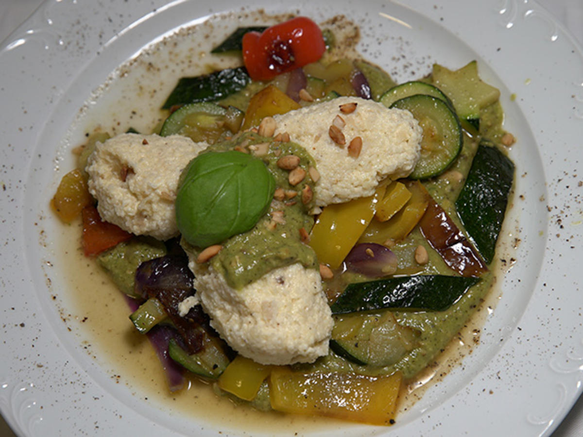 Parmesannocken mit gebratener Zucchini und Basilikum-Thymian-Pesto - Rezept - Bild Nr. 2
