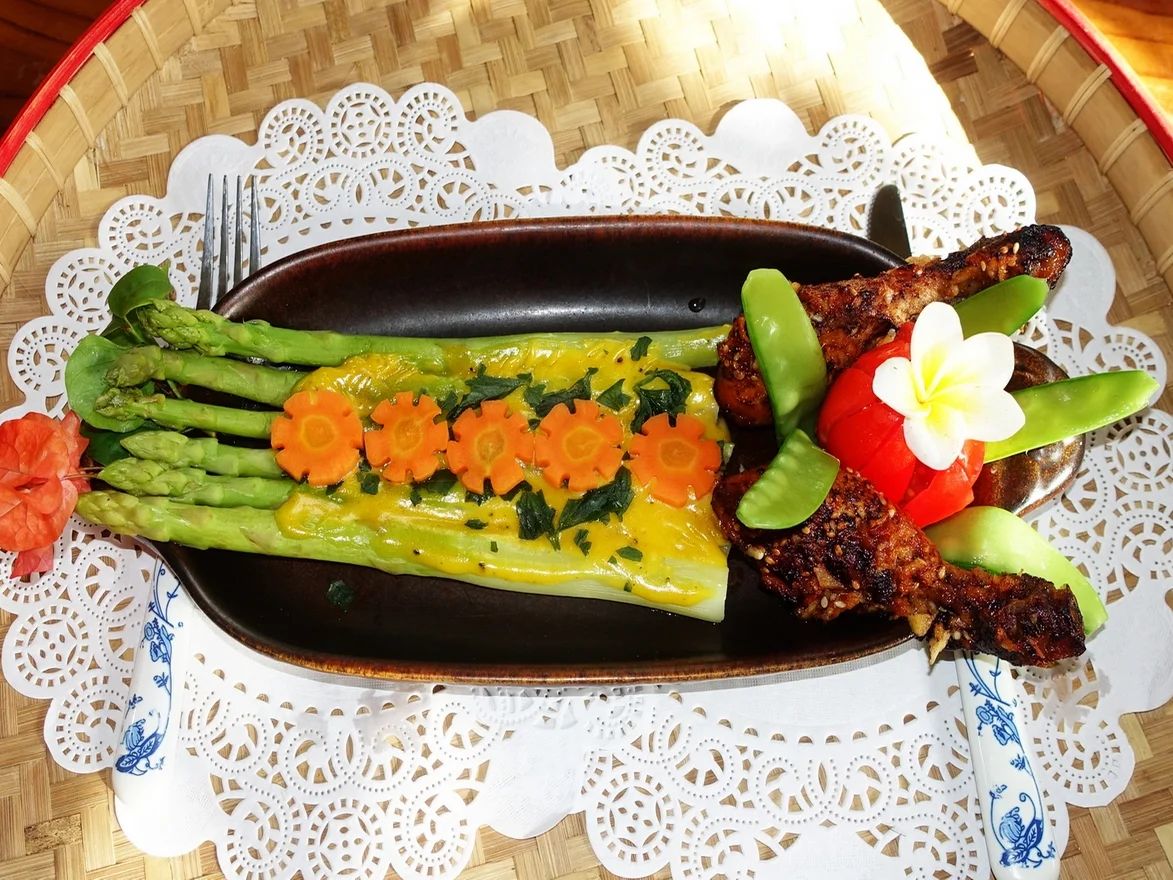 Grüner Spargel mit Sauce Hollandaise und Hühnerschenkel - Rezept - Bild Nr. 2