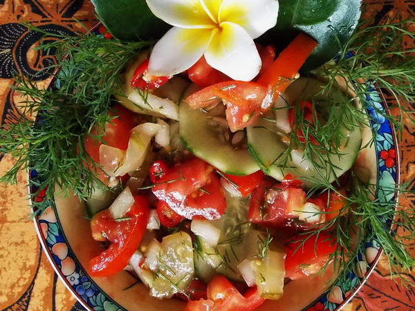 Gemischter Tomatensalat mit Gurken und Dill - von Antareja