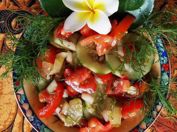 Gemischter Tomatensalat mit Gurken und Dill - von Antareja