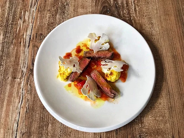 Pochiertes Rinderfilet mit Blumenkohl süß-sauer (Amiaz Habtu) - Rezept - Bild Nr. 2