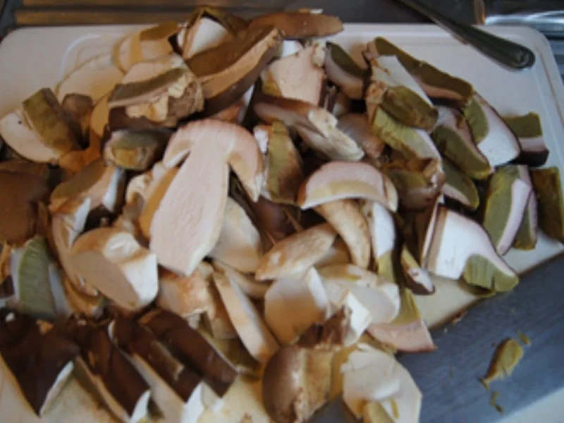 Rezept: Gebratene Steinpilze mit leckeren Restebeilagen Bild Nr. 4 Gebratene Steinpilze mit leckeren Restebeilagen - Rezept - Bild Nr. 4