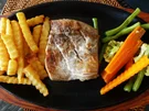 Thunfischsteak mit Pommes, Gemüse und Wasabe-Sambal - Rezept - Bild Nr. 2