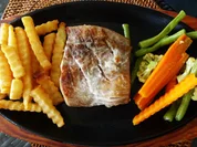 Thunfischsteak mit Pommes, Gemüse und Wasabe-Sambal - Rezept - Bild Nr. 2