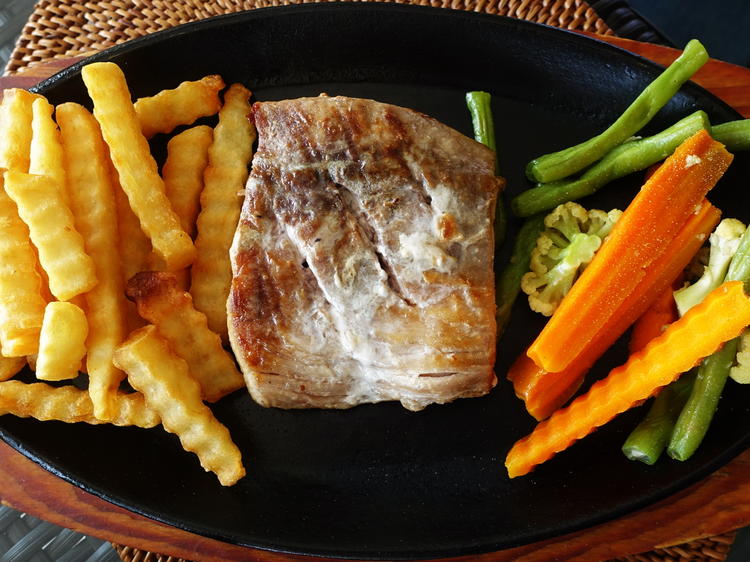 Thunfischsteak mit Pommes, Gemüse und Wasabe-Sambal - Rezept - kochbar.de