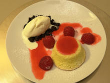 Grießsoufflé mit Himbeeren und Sauerrahmeis - Rezept - Bild Nr. 2