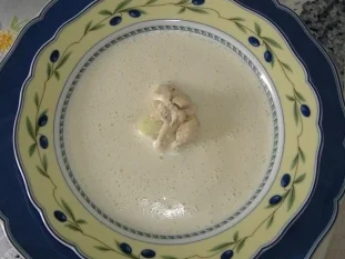 Rezept: Gurkenrahmsuppe mit Hühnerbrüstchen Gurkenrahmsuppe mit Hühnerbrüstchen - Rezept