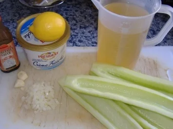 Rezept: Gurkenrahmsuppe mit Hühnerbrüstchen Bild Nr. 2 Gurkenrahmsuppe mit Hühnerbrüstchen - Rezept - Bild Nr. 2