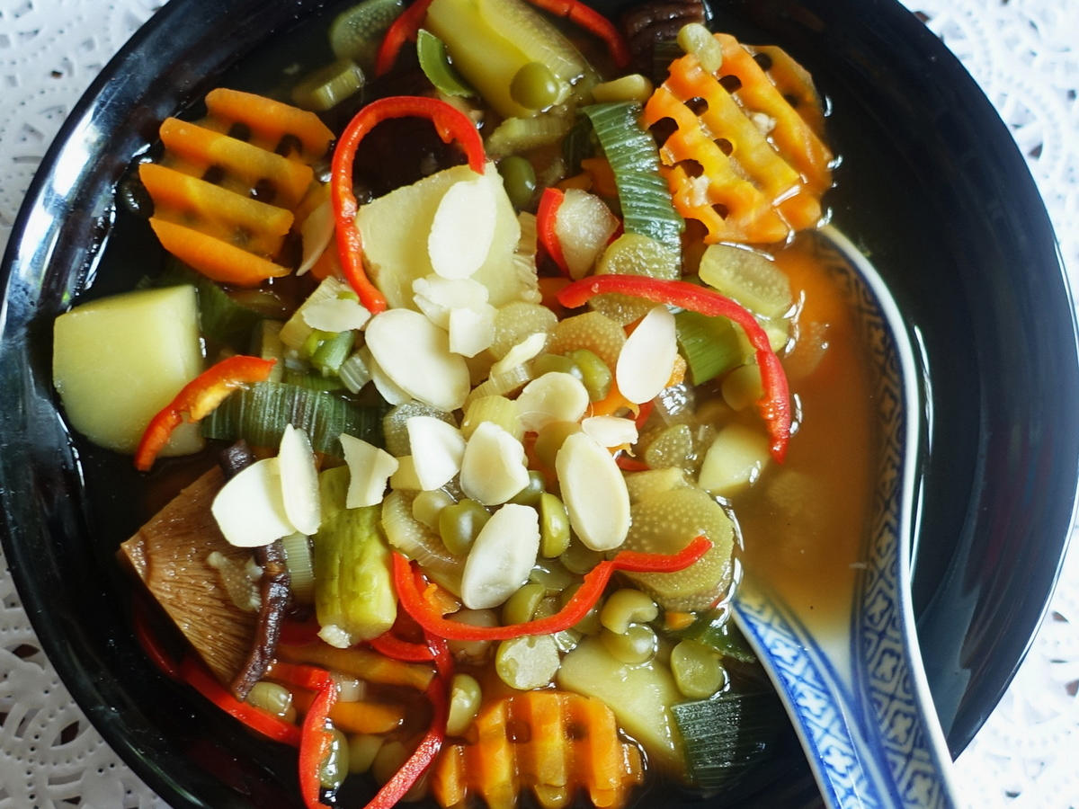 Grüne Linsensuppe mit Gemüse - Rezept - kochbar.de