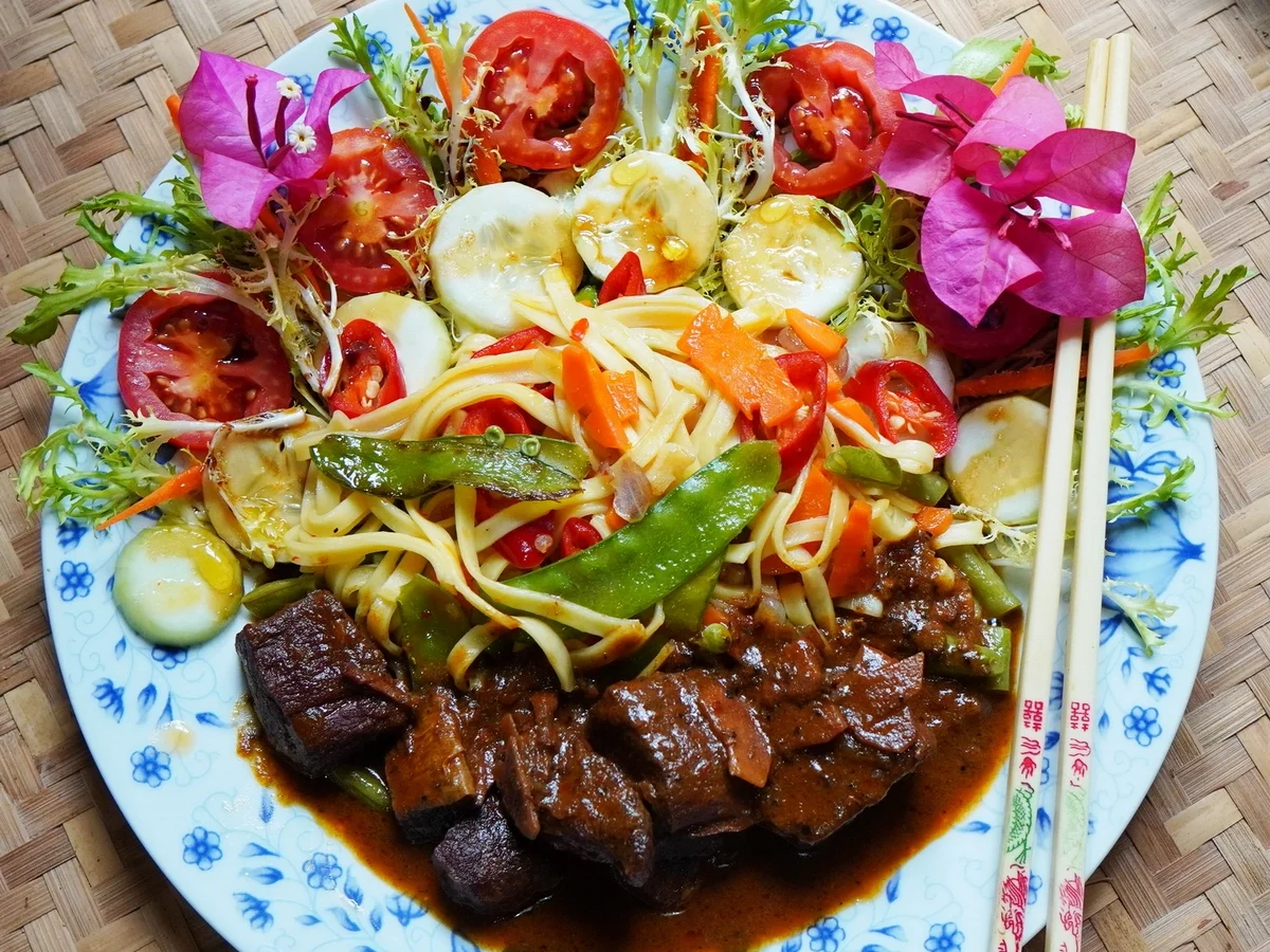 Exotisches Ziegengulasch mit bunten Nudeln und Salat - Rezept - Bild Nr. 2