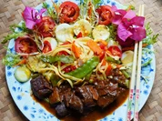 Exotisches Ziegengulasch mit bunten Nudeln und Salat - Rezept - Bild Nr. 2