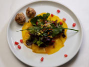Kunterbunter Salat auf gelber Bete, mit Zuckerrübenbrot und Fetabällchen - Rezept - Bild Nr. 2