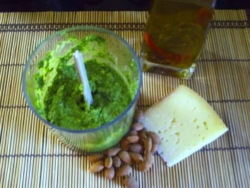 Rezept: Petersilien-Rucola-Pesto mit "Biss" Petersilien-Rucola-Pesto mit "Biss" - Rezept