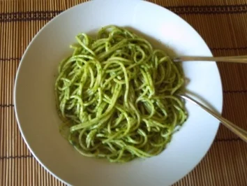 Rezept: Petersilien-Rucola-Pesto mit "Biss" Petersilien-Rucola-Pesto mit "Biss" - Rezept