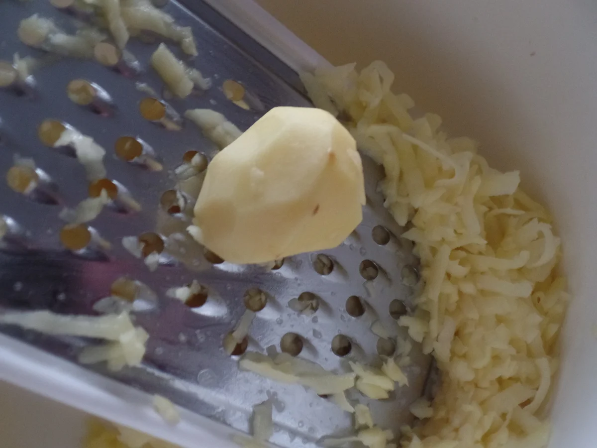 Rezept: Reibeküchlein mit Semmelbröseln und Birnenkompott Bild Nr. 12057 Reibeküchlein mit Semmelbröseln und Birnenkompott - Rezept - Bild Nr. 12057