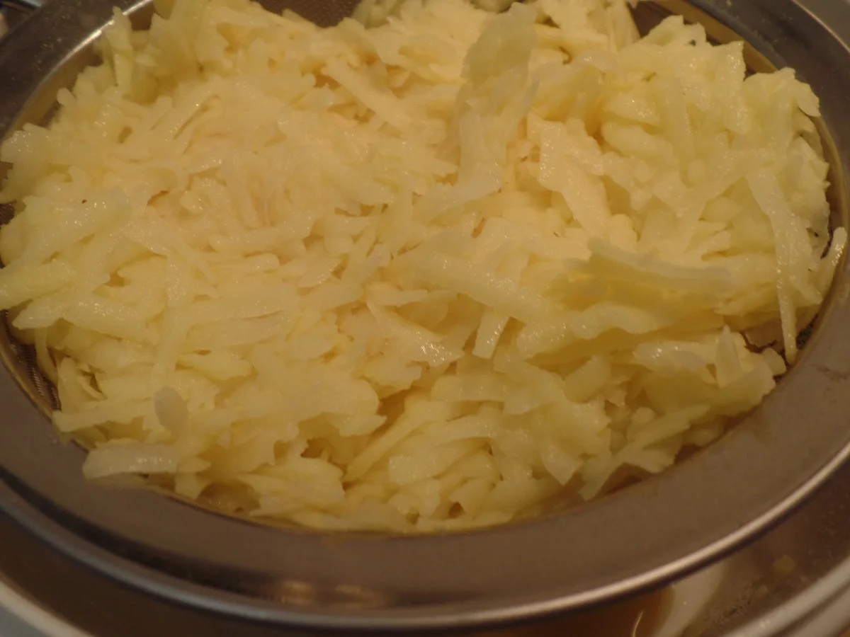 Rezept: Reibeküchlein mit Semmelbröseln und Birnenkompott Bild Nr. 12058 Reibeküchlein mit Semmelbröseln und Birnenkompott - Rezept - Bild Nr. 12058