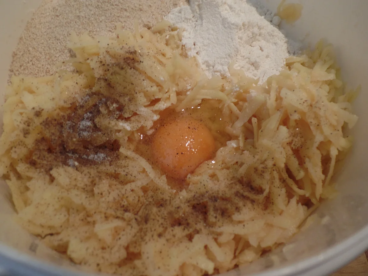 Rezept: Reibeküchlein mit Semmelbröseln und Birnenkompott Bild Nr. 12059 Reibeküchlein mit Semmelbröseln und Birnenkompott - Rezept - Bild Nr. 12059