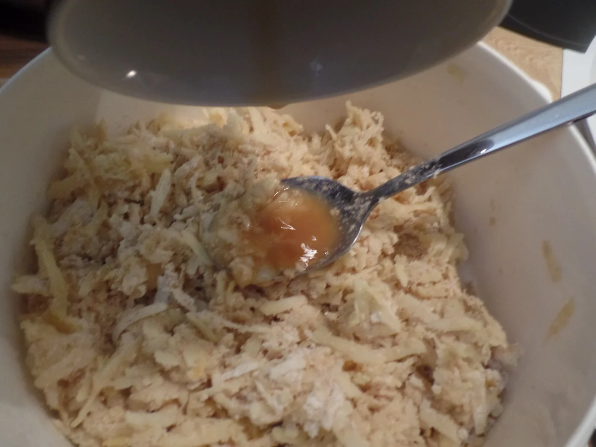 Rezept: Reibeküchlein mit Semmelbröseln und Birnenkompott Bild Nr. 12061 Reibeküchlein mit Semmelbröseln und Birnenkompott - Rezept - Bild Nr. 12061