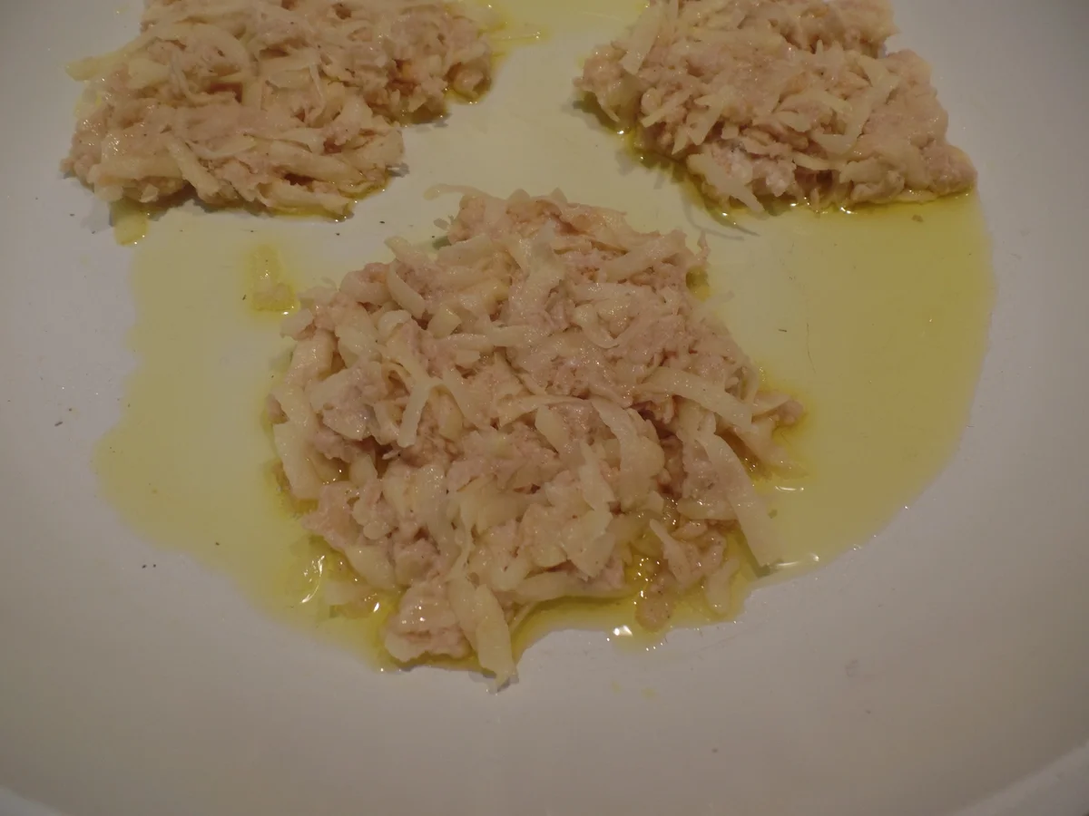 Rezept: Reibeküchlein mit Semmelbröseln und Birnenkompott Bild Nr. 12063 Reibeküchlein mit Semmelbröseln und Birnenkompott - Rezept - Bild Nr. 12063