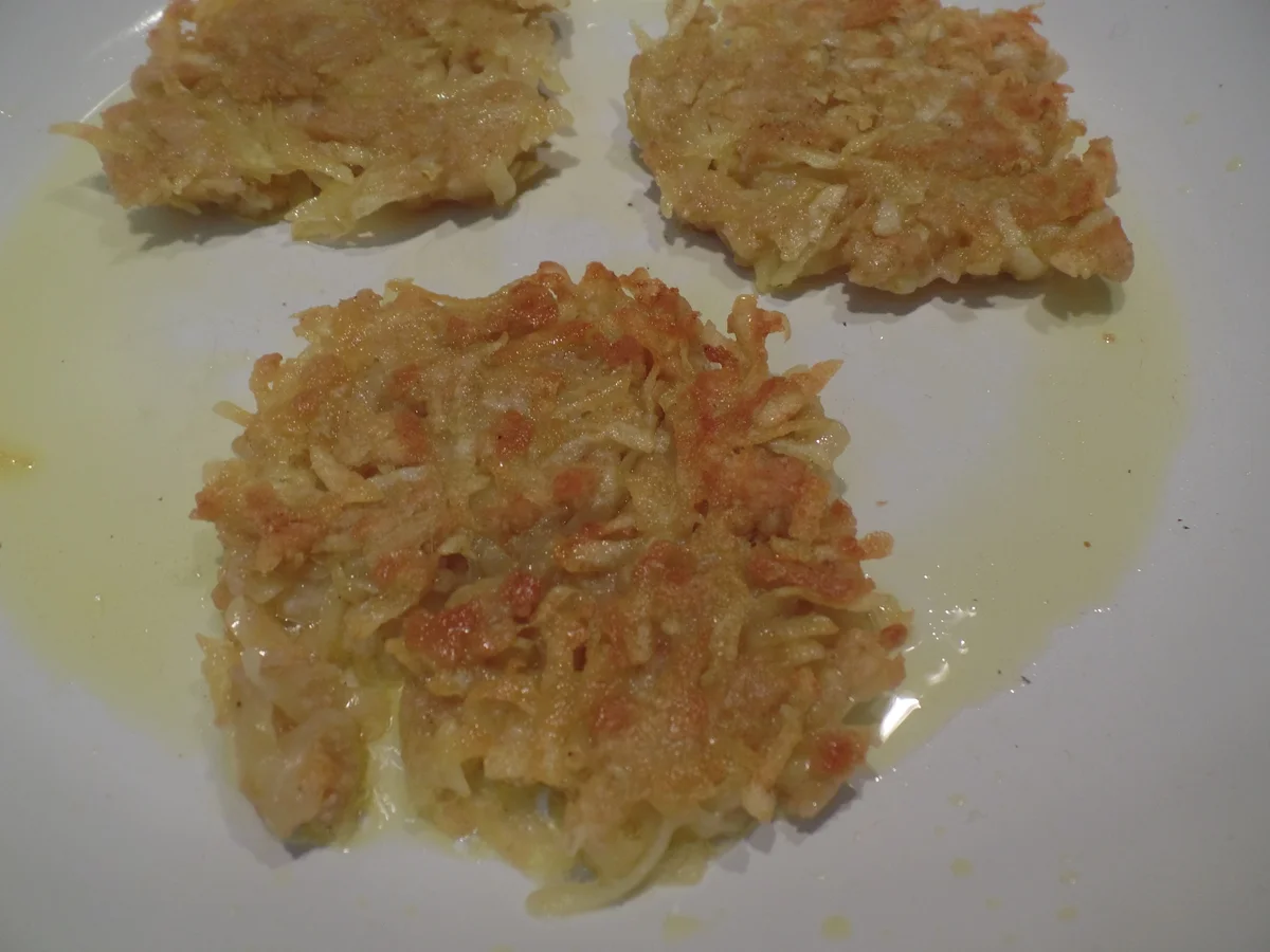 Rezept: Reibeküchlein mit Semmelbröseln und Birnenkompott Bild Nr. 12064 Reibeküchlein mit Semmelbröseln und Birnenkompott - Rezept - Bild Nr. 12064