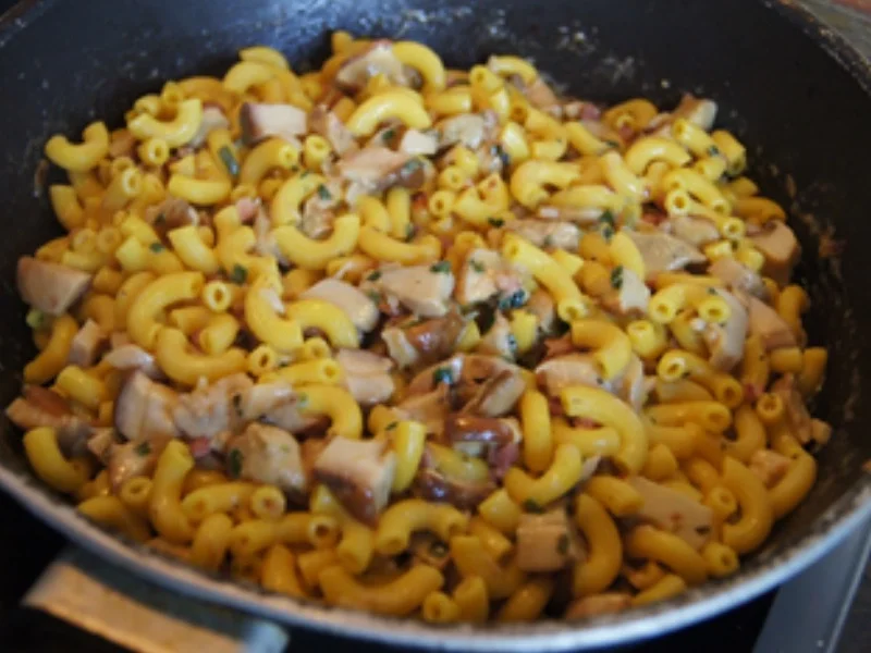 Rezept: Hörnchen-Nudeln mit frischen Steinpilzen Bild Nr. 22 Hörnchen-Nudeln mit frischen Steinpilzen - Rezept - Bild Nr. 22