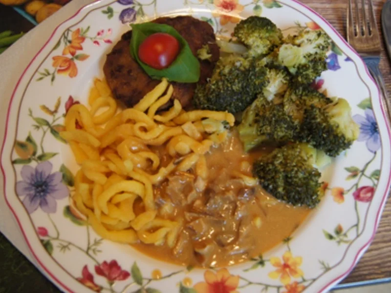 Rindfleischfrikadelle mit Steinpilz-Rahmsauce, Brokkoli und Spätzle - Rezept - Bild Nr. 2