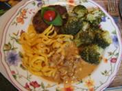 Rindfleischfrikadelle mit Steinpilz-Rahmsauce, Brokkoli und Spätzle - Rezept - Bild Nr. 2