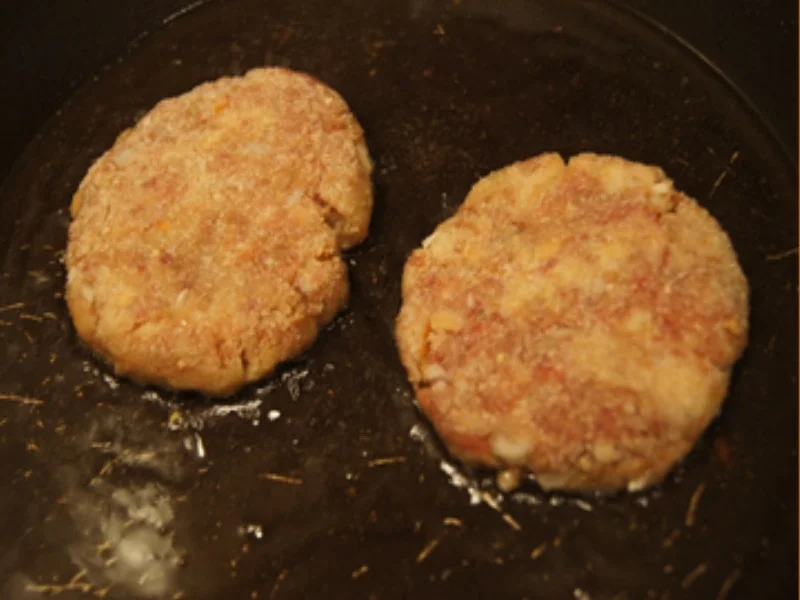 Rindfleischfrikadelle mit Steinpilz-Rahmsauce, Brokkoli und Spätzle - Rezept - Bild Nr. 3