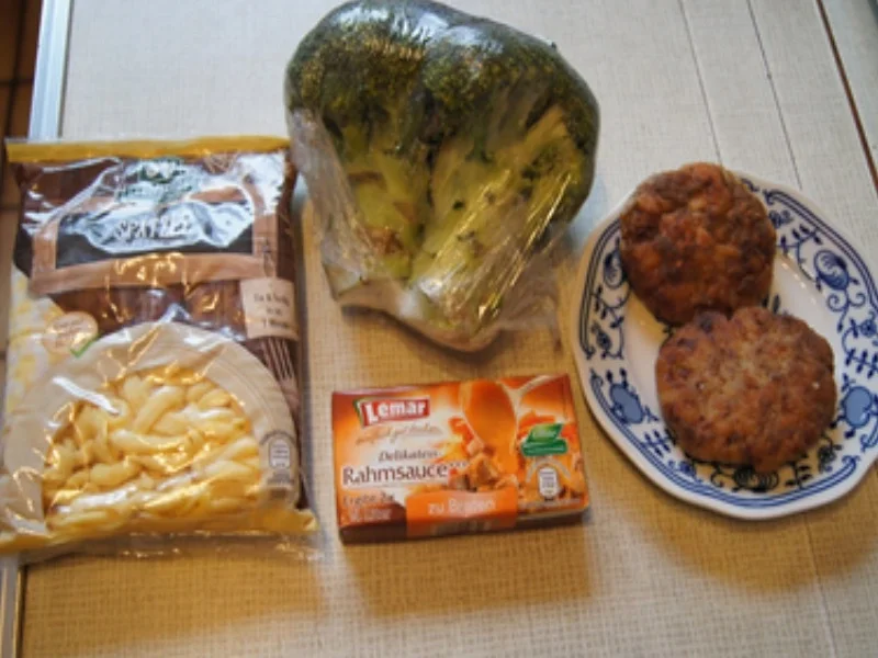 Rindfleischfrikadelle mit Steinpilz-Rahmsauce, Brokkoli und Spätzle - Rezept - Bild Nr. 5