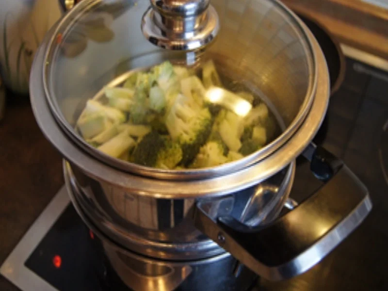 Rindfleischfrikadelle mit Steinpilz-Rahmsauce, Brokkoli und Spätzle - Rezept - Bild Nr. 12077