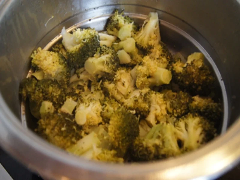 Rindfleischfrikadelle mit Steinpilz-Rahmsauce, Brokkoli und Spätzle - Rezept - Bild Nr. 12077