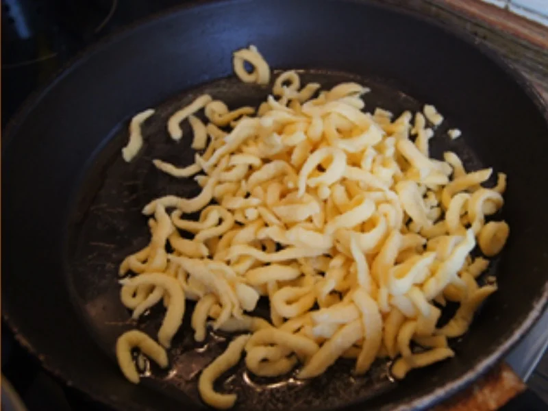 Rindfleischfrikadelle mit Steinpilz-Rahmsauce, Brokkoli und Spätzle - Rezept - Bild Nr. 12077