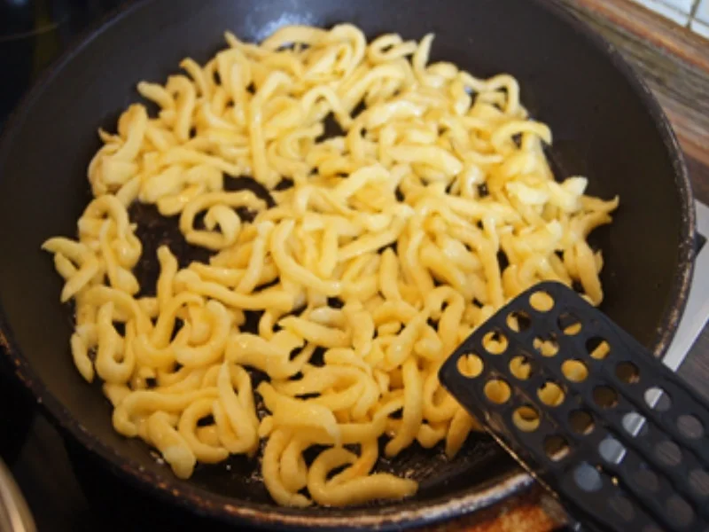 Rindfleischfrikadelle mit Steinpilz-Rahmsauce, Brokkoli und Spätzle - Rezept - Bild Nr. 12077