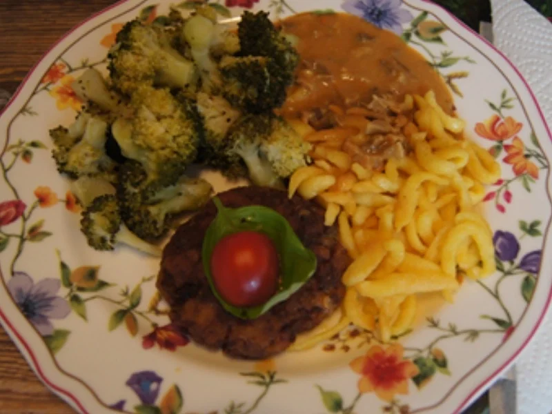 Rindfleischfrikadelle mit Steinpilz-Rahmsauce, Brokkoli und Spätzle - Rezept - Bild Nr. 12077