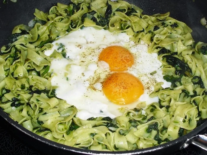 Spinatpasta mit Spiegelei - Rezept - Bild Nr. 3