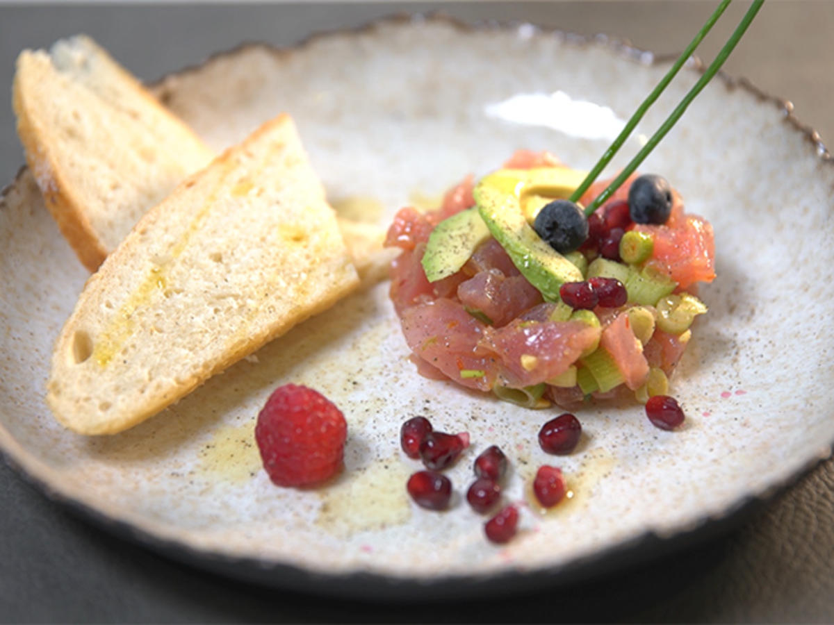 Thunfisch Tatar mit Avocado und Focaccia - Rezept - kochbar.de