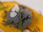 "Paint it black"-Eiscreme auf einem gebackenen Mango-Carpaccio - Rezept - Bild Nr. 2