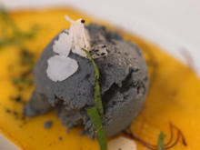 "Paint it black"-Eiscreme auf einem gebackenen Mango-Carpaccio - Rezept - Bild Nr. 2