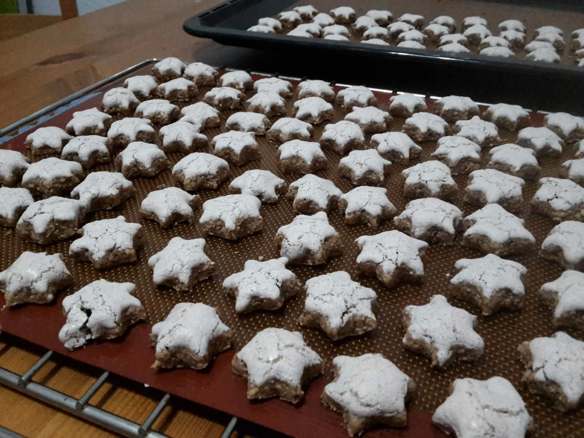 Rezept: Vegane Zimtsterne mit Baiser-Topping Bild Nr. 3 Vegane Zimtsterne mit Baiser-Topping - Rezept - Bild Nr. 3