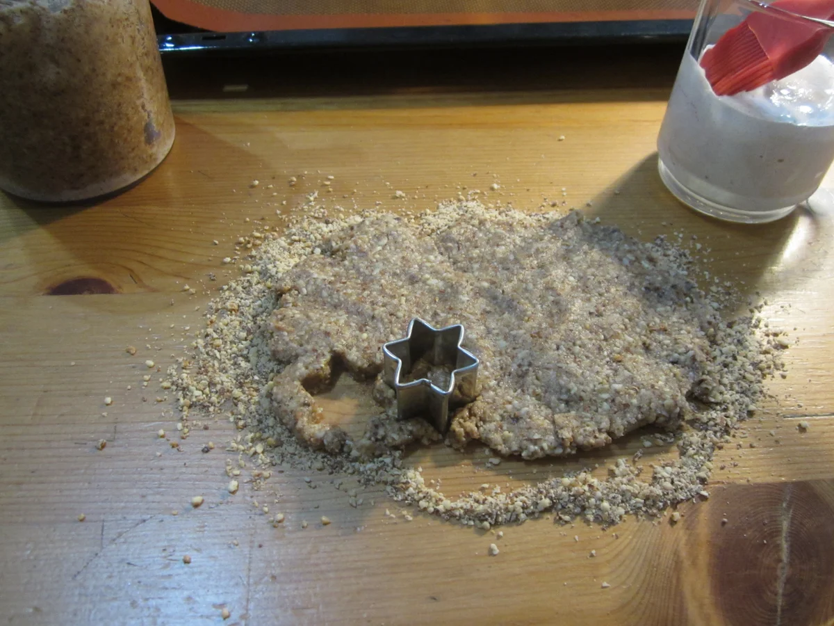 Rezept: Vegane Zimtsterne mit Baiser-Topping Bild Nr. 10 Vegane Zimtsterne mit Baiser-Topping - Rezept - Bild Nr. 10