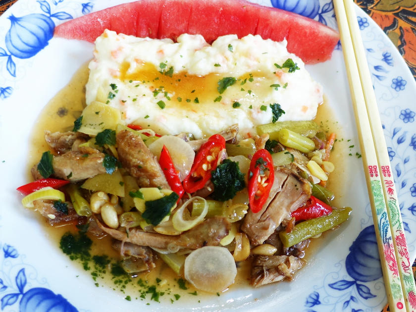 Hühnerfleisch in süß-saurer Sauce mit Kartoffelbrei und Melone - von ...